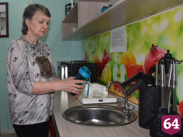 В Саратовской области пенсионеров после болезней учат готовить с помощью адаптивной посуды